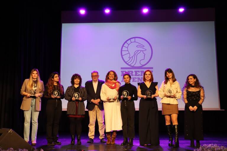 Siete jóvenes torrentinas reciben el Premio Mujer Atenea 2023. Foto: Ajuntament de Torrent