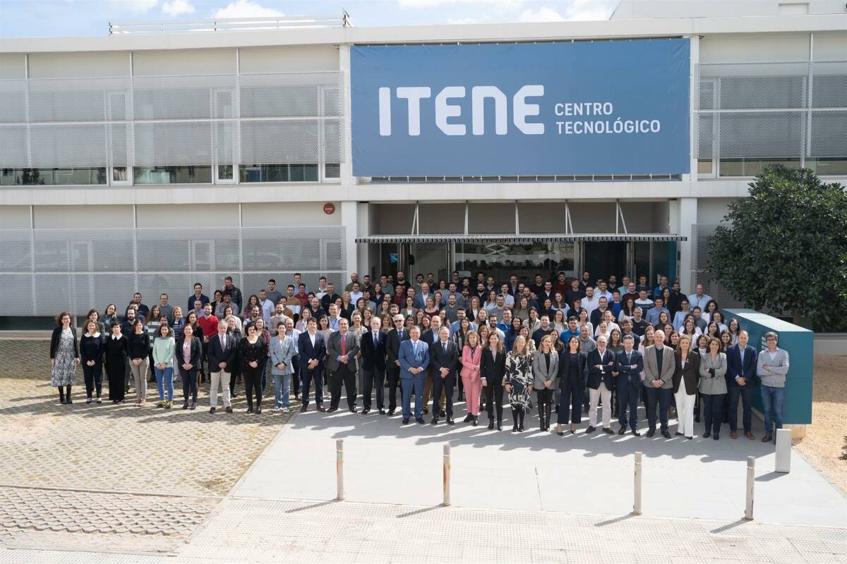 Imagen de la plantilla de ITENE junto a la nueva Junta Directiva, encabezada por la Presidenta Marta Codoñer. Foto: ITENE.