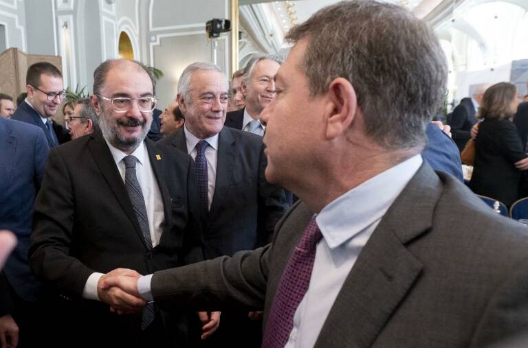 El presidente de Aragón, Javier Lambán, saluda al presidente de Castilla La Mancha, Emiliano García-Page. Foto: ALBERTO ORTEGA/EP