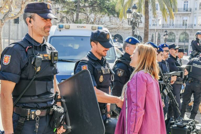 La delegada del Gobierno con efectivos del Cuerpo Nacional de Policía - Foto: DELEGACIÓN DEL GOBIERNO