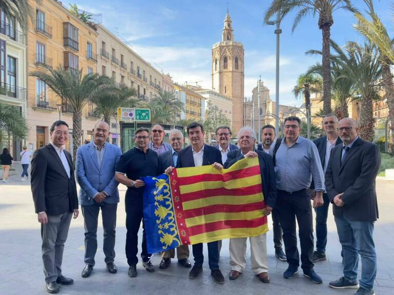 Giner, con sus socios de la coalición Uni-ón, ayer en València