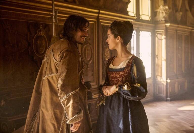  D'Artagnan y su amada Constance, interpretada por Lyna Khoudri. Foto: IMDb