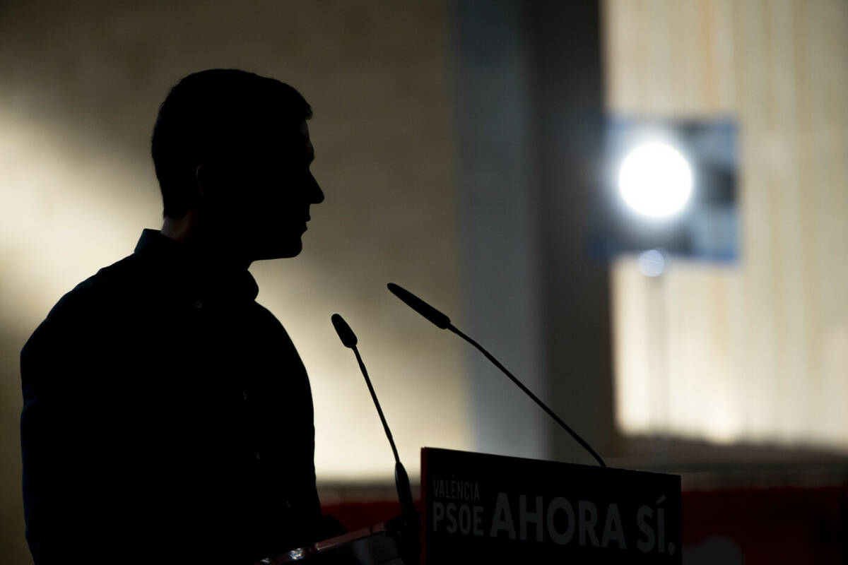 Silueta de Pedro Sánchez durante un mitin en València. Foto: KIKE TABERNER