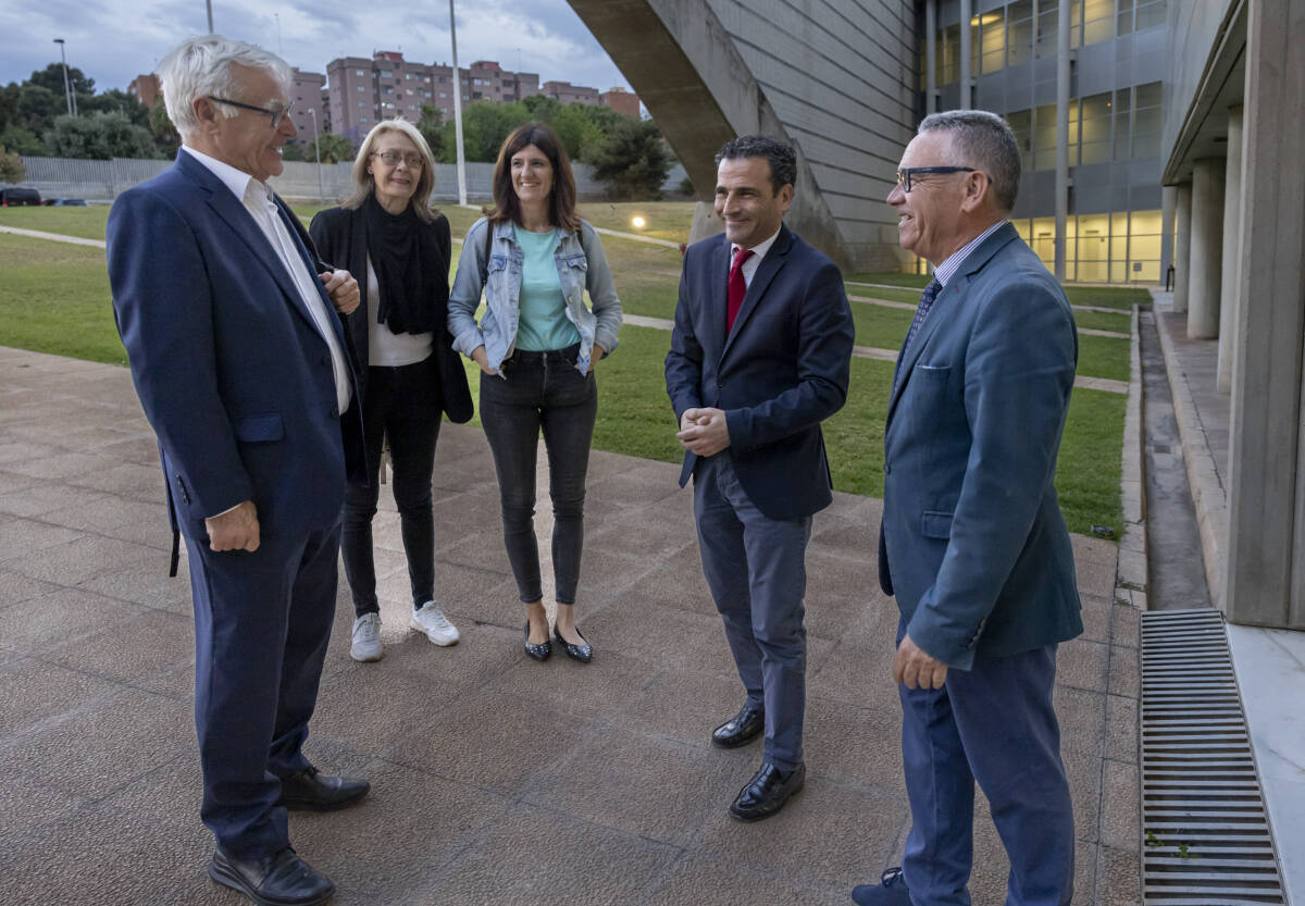 El alcalde de València, Joan Ribó, a su llegada, recibido por la dirección de la televisión pública. Foto: À PUNT