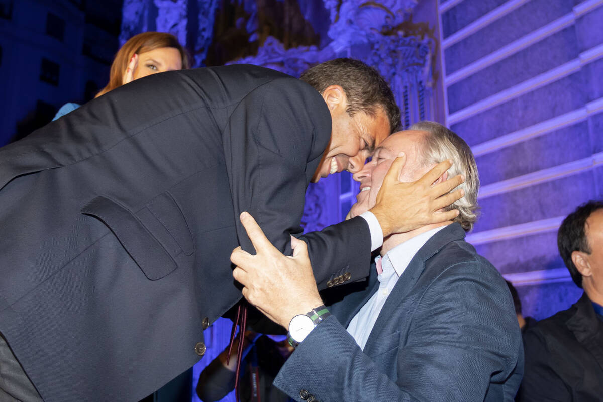 Carlos Mazón saluda al expresidente de la Generalitat Alberto Fabra. Foto: MARGA FERRER