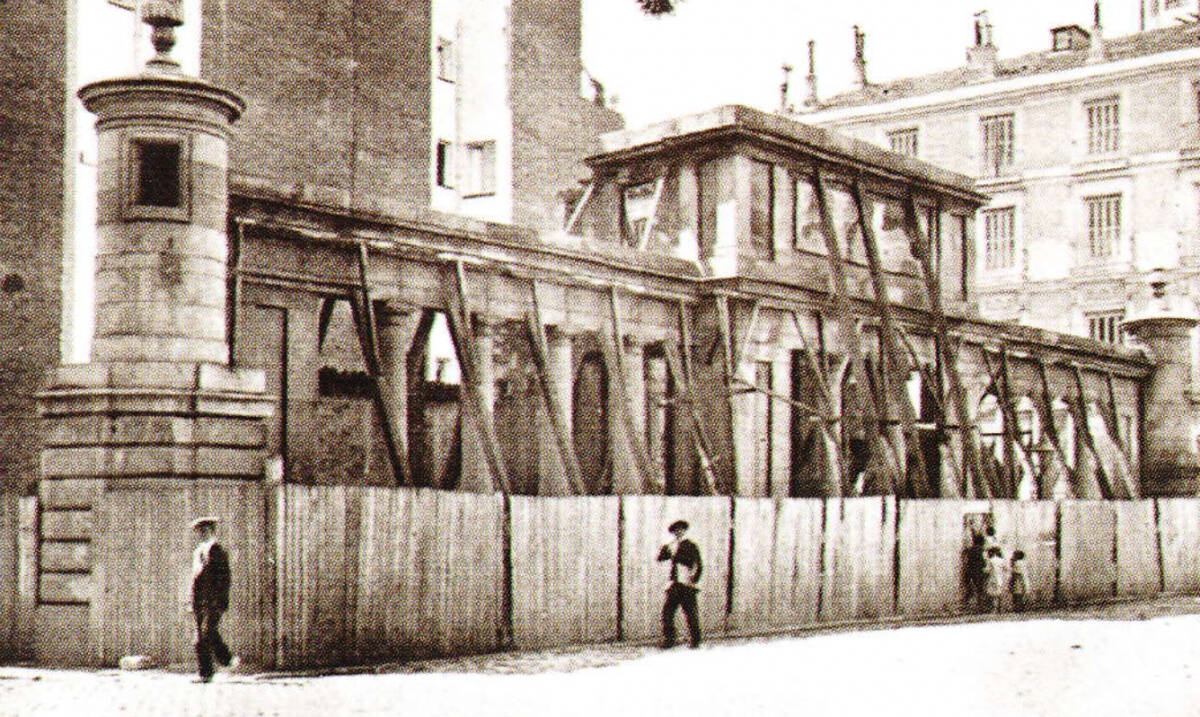 Desmontaje de la fachada del edificio de la Real Fábrica de Platería Martínez. lFoto Salazar. Mundo Gráfico, Año Vlll, no 361, 25 lX-rgr8l