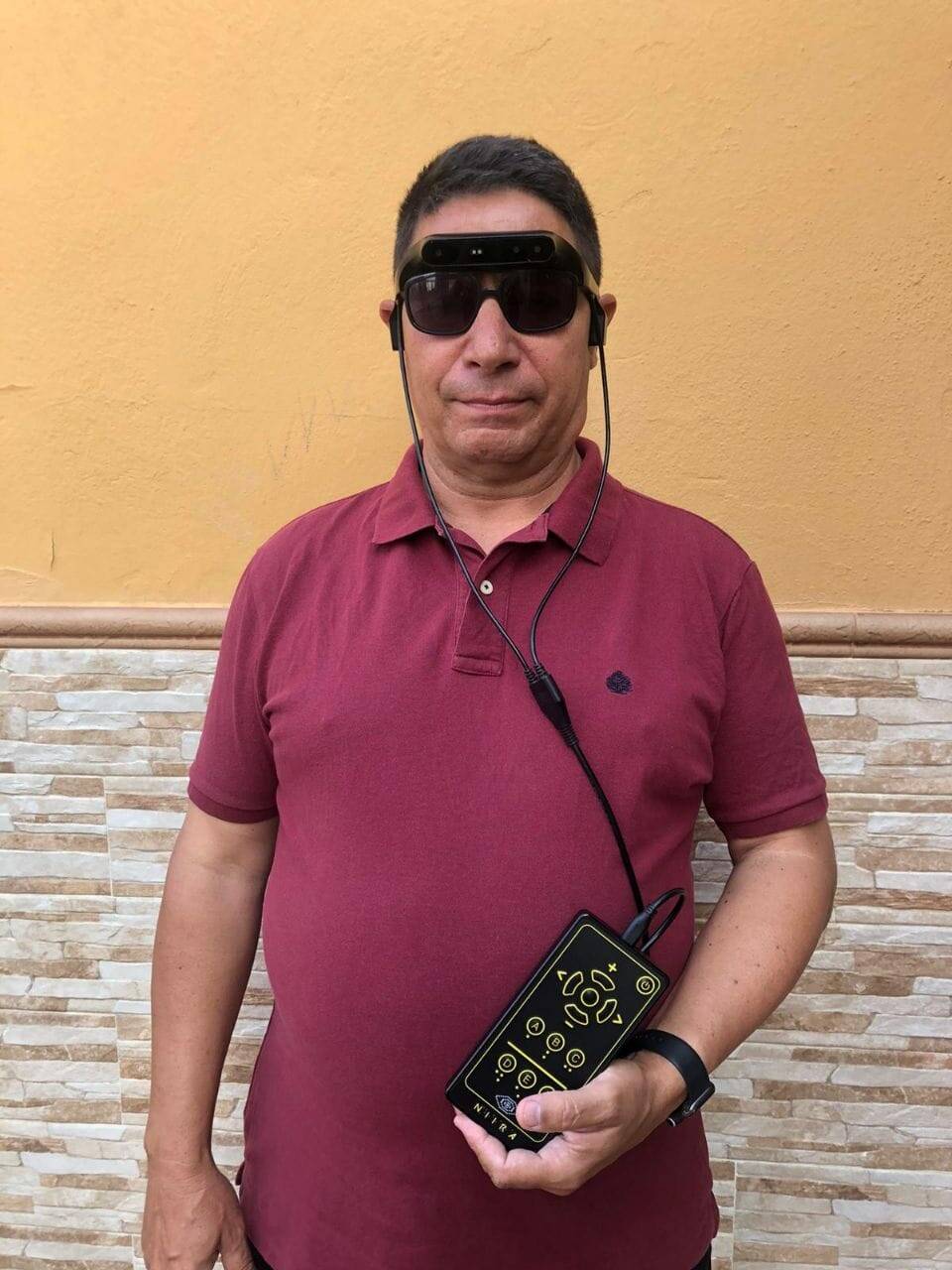 El valenciano Domingo Bonet, de Enguera, con las gafas de Eyesynth.