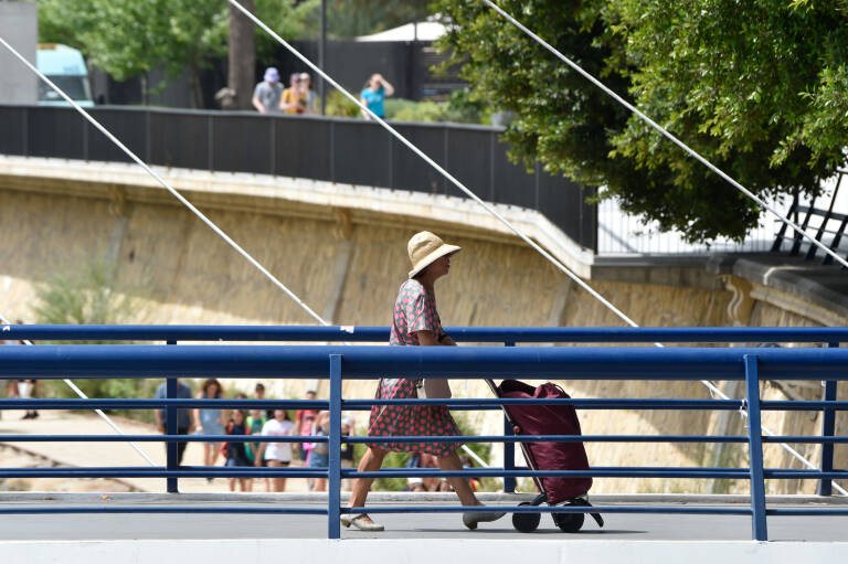 Una mujer pasean por una calle de Murcia. Foto: DIMA/EP