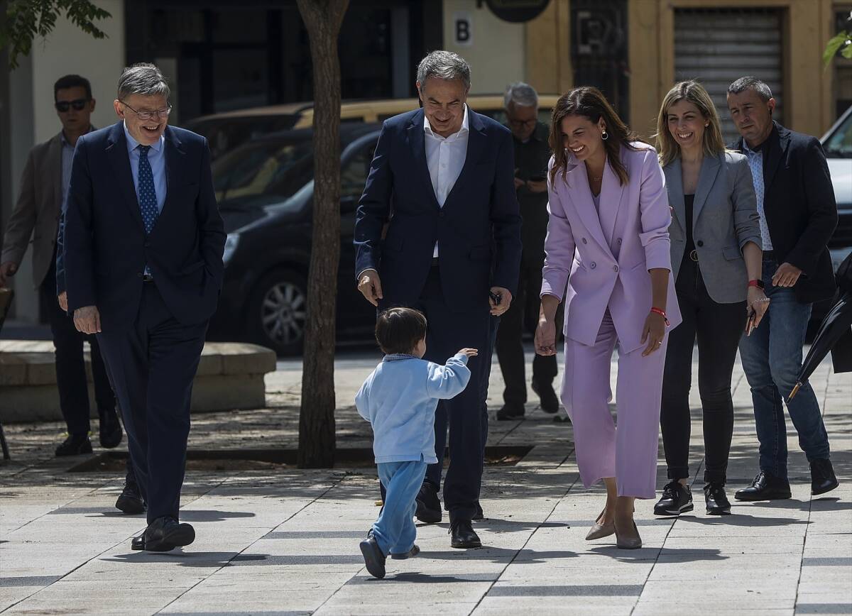 Puig, Zapatero, Sandra Gómez y su hijo, en la llegada al acto en su barrio, El Cabanyal. Foto: EP/Rober Solsona