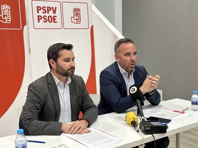 El secretario general del PSPV de Castellón, Samuel Falomir, y el número uno a Les Corts, Rafa Simó, este lunes.