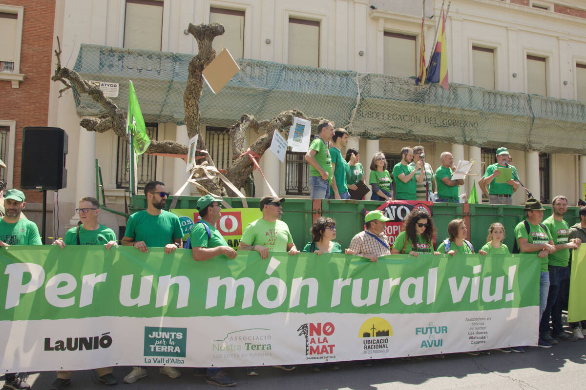 Más de 3.000 personas muestran su rechazo en Castelló a los macro proyectos  fotovoltaicos - Valencia Plaza