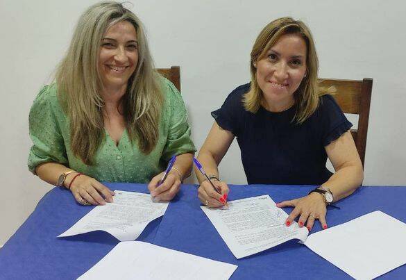 Firma del acuerdo en Massamagrell entre Mila Sánchez y Pilar Peris, nueva alcaldesa.