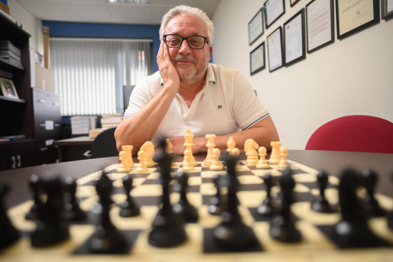 César Camisón posa frente a las 32 piezas del tablero del ajedrez. Foto: KIKE TABERNER