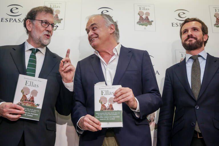 El expresidente del Gobierno, Mariano Rajoy; el autor del libro 'Ellas', Esteban González Pons; y el presidente del Partido Popular, Pablo Casado. Foto: RICARDO RUBIO/EP