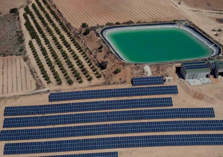 El contrato contempla instalar 1.054 metros cuadrados de paneles solares.