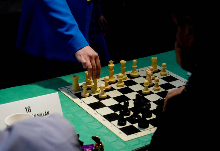 Partida simultánea de ajedrez. Foto: EDUARDO MANZANA