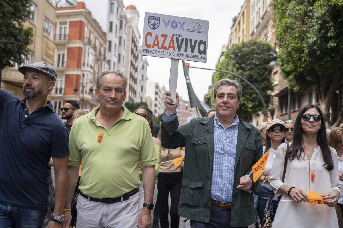 José María Llanos, el segundo por la derecha, durante una manifestación en València. Foto: JORGE GIL/EP