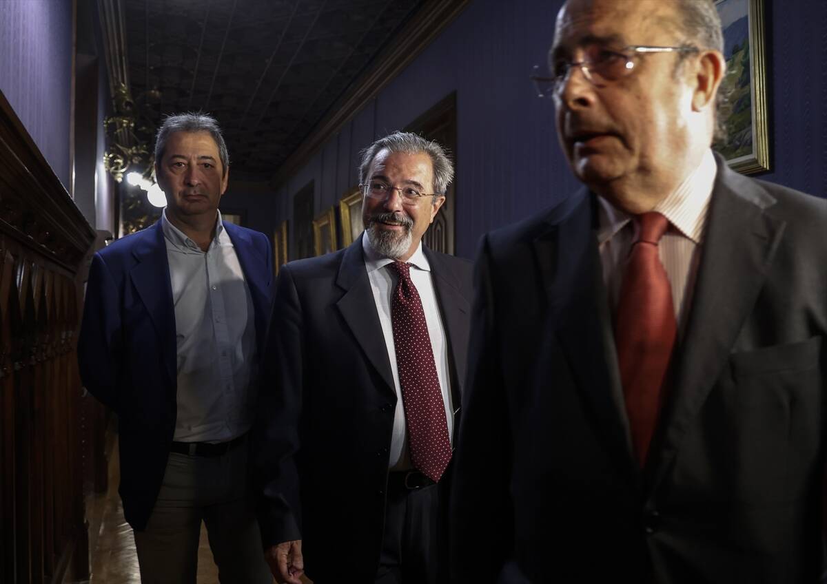 Vicente Barrera, a la izquierda, junto a Carlos Flores e Ignacio Gil Lázaro. Foto: EP/ROBER SOLSONA