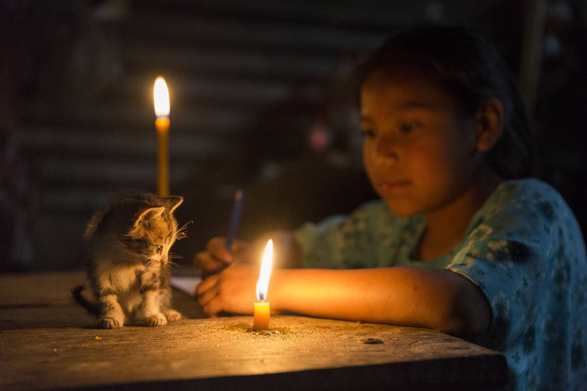 Una niña estudia con la luz de las velas al no contar con luz eléctrica en su comunidad de Alta Verapaz, Guatemala. Foto: ALBERTO PLA