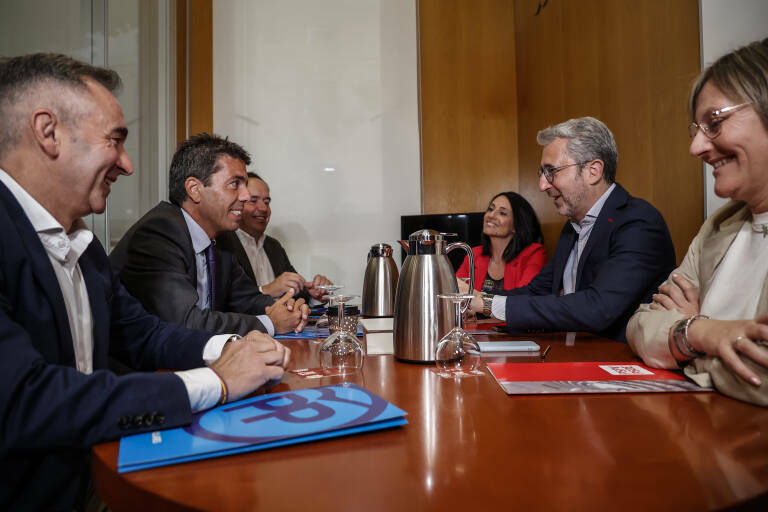 El próximo presidente de la Generalitat, Carlos Mazón, y el conseller de Hacienda en funciones, Arcadi España. Foto: ROBER SOLSONA/EP