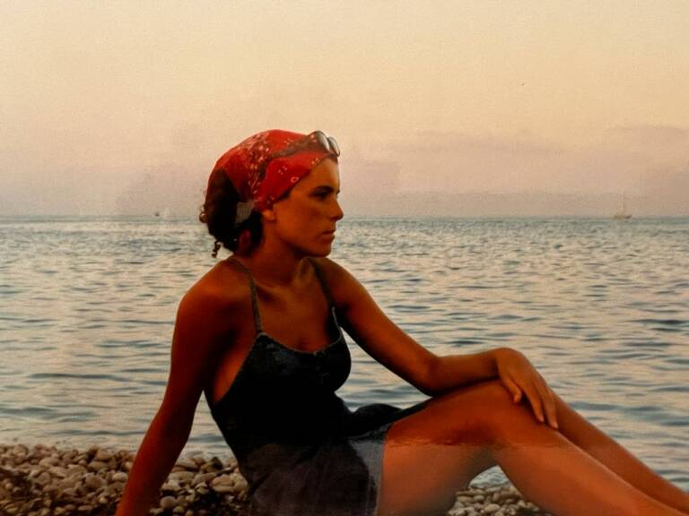 Sandra Deltell posando delante del Mediterráneo.