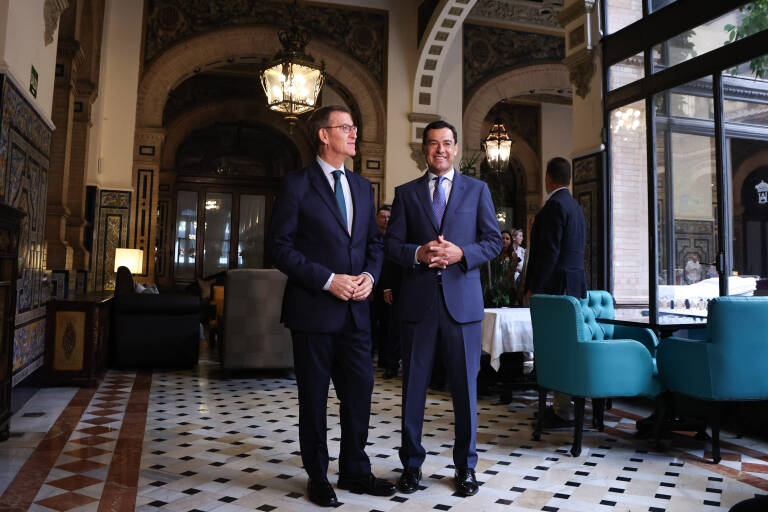 Alberto Núñez Feijóo (i) junto al presidente de la Junta de Andalucía, Juanma Moreno (d). Foto: JOAQUÍN CORCHERO/EP