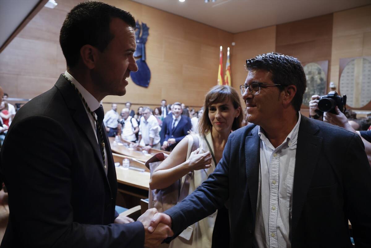 El presidente de la Diputación, Vicente Mompó, y Jorge Rodríguez se saludan en la constitución de la corporación. Foto: EP/ROBER SOLSONA