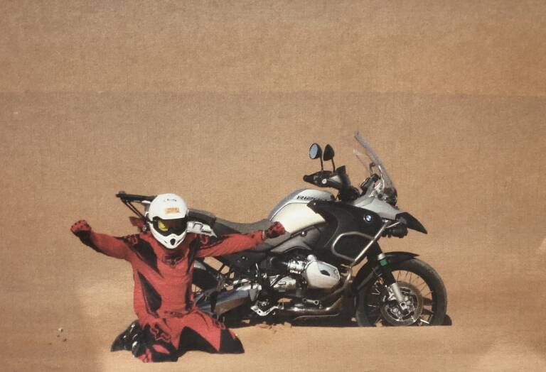 José Soriano con su moto en el desierto.