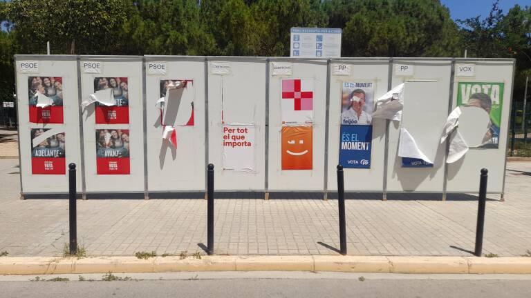 Un panel con casi todos los carteles electorales arrancados, en Catarroja.