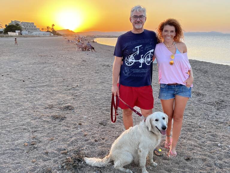Sandra Deltell junto a su familia en la playa de Dénia.