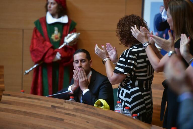 Bielsa recibe un aplauso de su grupo parlamentario. Foto: KIKE TABERNER