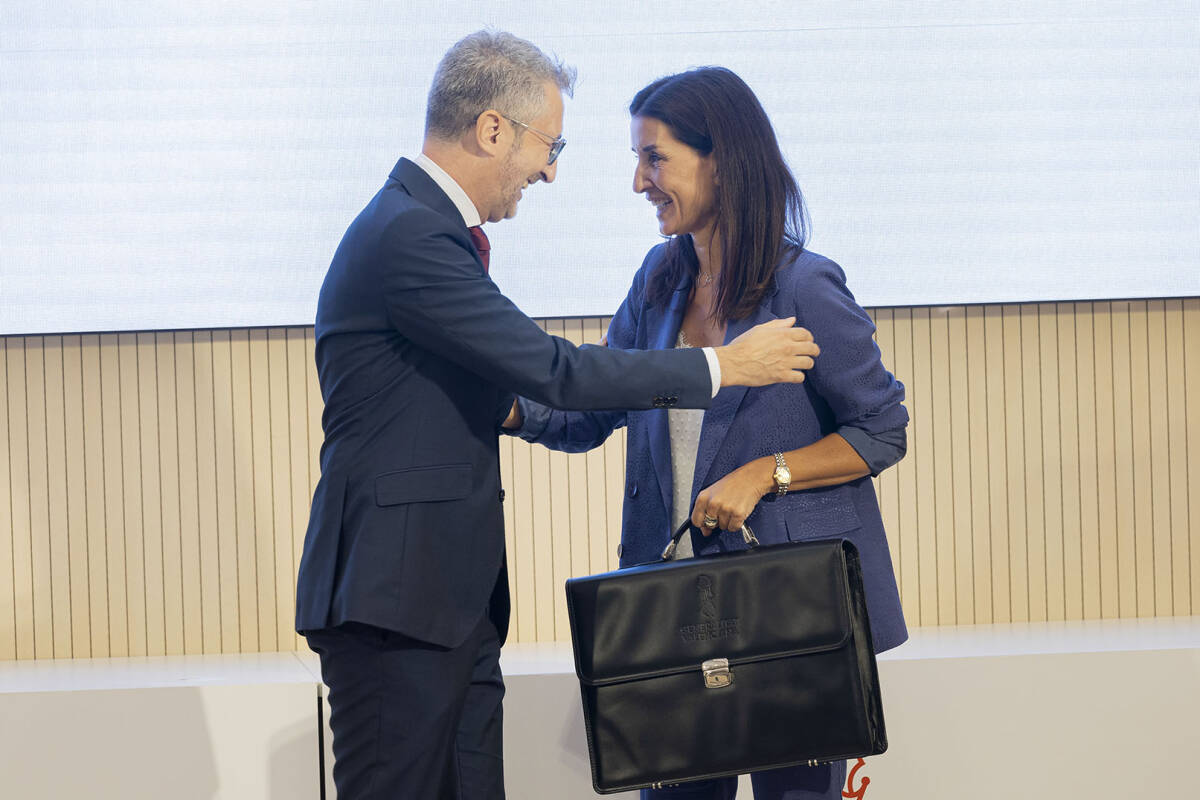 Arcadi España entrega la cartera de Hacienda a Ruth Merino. Foto: MARGA FERRER