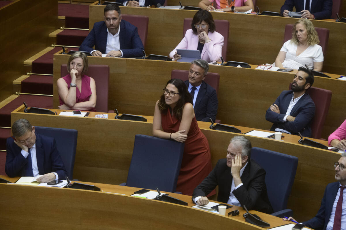 Ximo Puig y los vicepresidentes del Consell salientes, durante el pleno. Foto: KIKE TABERNER
