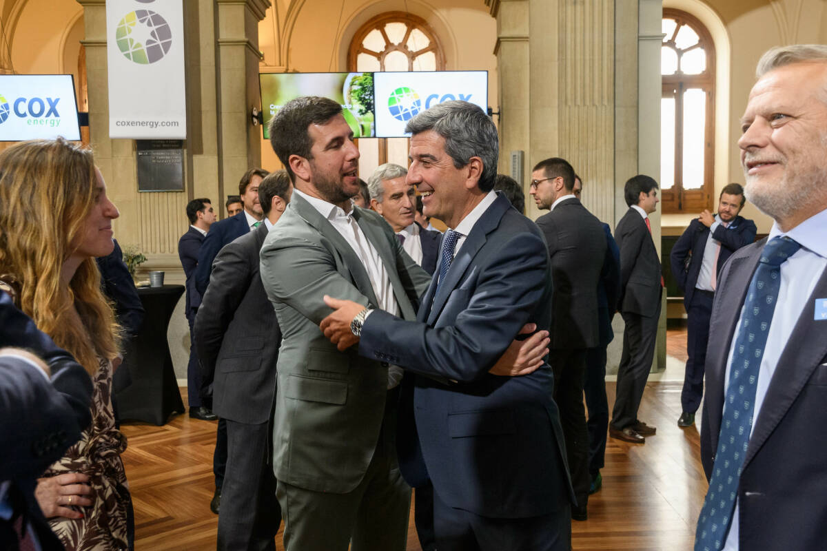 Riquelme abraza al director de BME Growth, Jesús González, en la bolsa de Madrid