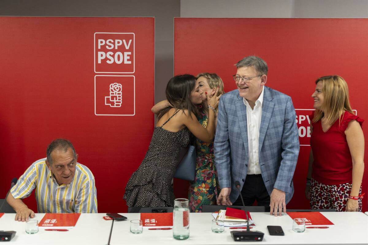 Ana Domínguez y Rocío Briones se saludan ante la presencia de Puig y Bernabé. Foto: EP/Jorge Gil