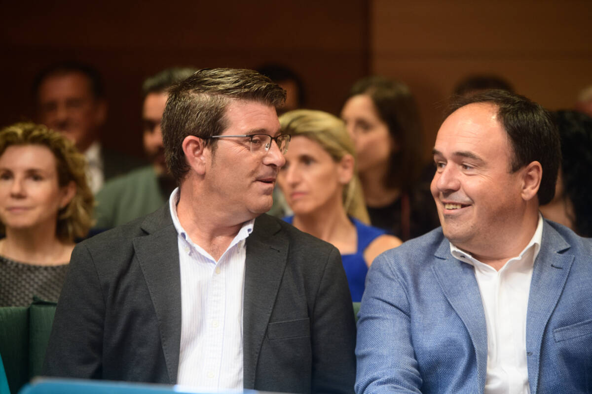 Jorge Rodríguez con Juan Francisco Pérez Llorca (PP) en el Pleno del viernes. Foto: KIKE TABERNER