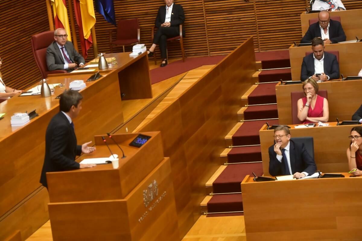 Carlos Mazón y Ximo Puig, durante el pleno. Foto: KIKE TABERNER