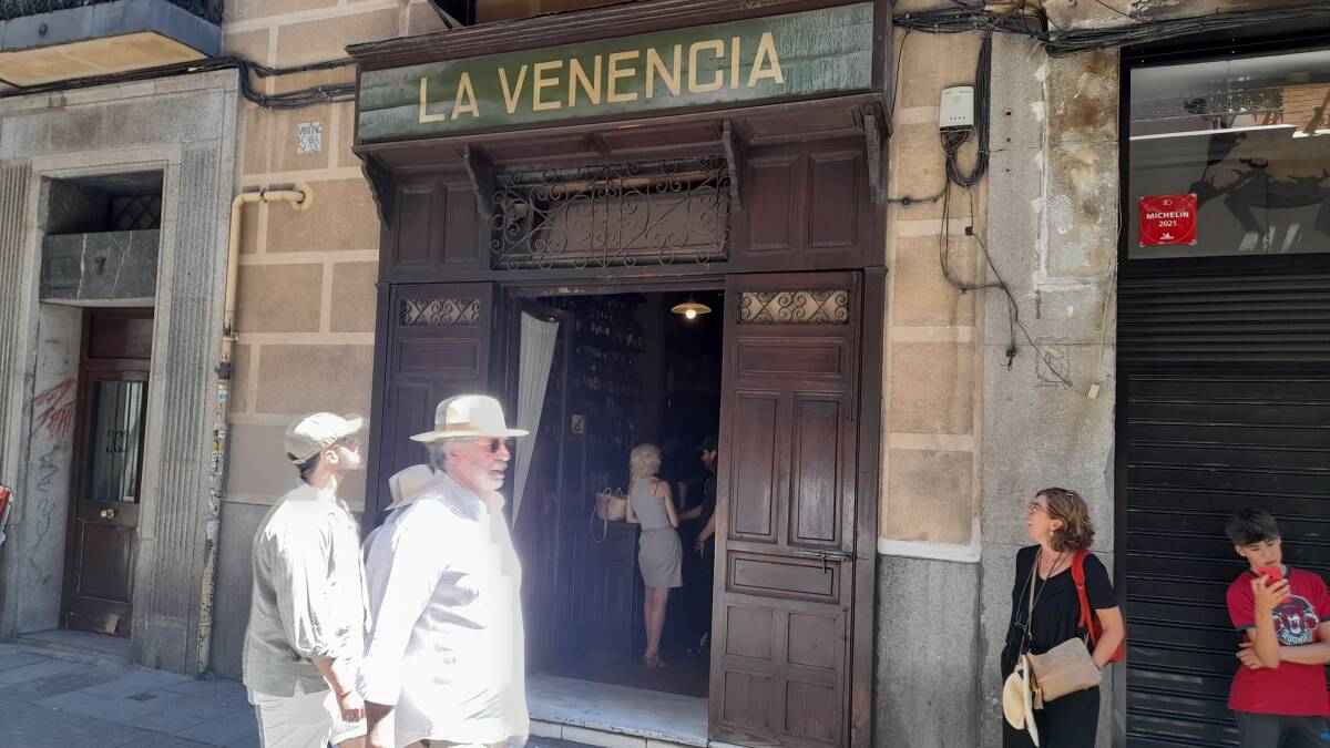 Turistas pasan por delante de La Venencia, uno de los bares más antiguos de Madrid.