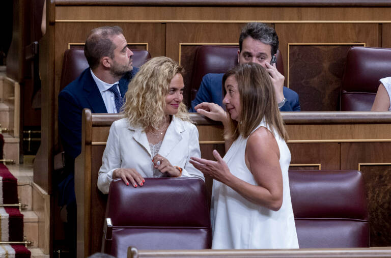 La expresidenta del Congreso y diputada del PSOE, Meritxel Batet y la nueva presidenta de la Cámara, Francina Armengol. Foto: A.ORTEGA/EP 