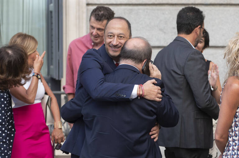 Alfonso Rodríguez Gómez de Celis abraza al ministro en funciones, Miquel Iceta, a su llegada al Congreso de los Diputados. Foto: A.ORTEGA/EP