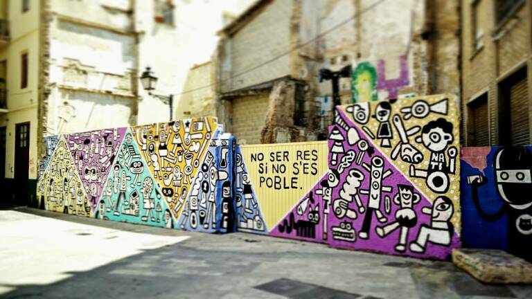 Mural amb una frase d'Estellés a Ciutat Vella. Foto: SENTO/WIKIMEDIA