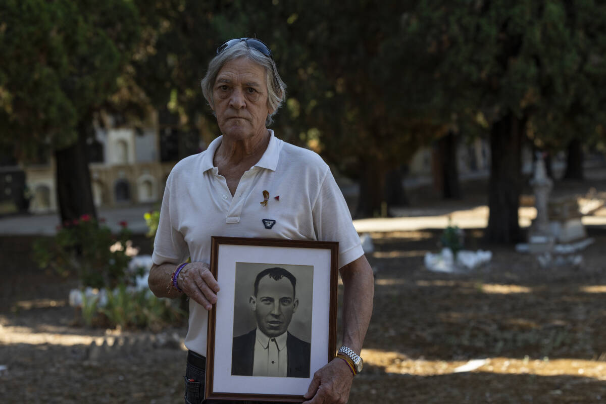 Màxim Hilario Álvarez sujeta la foto de su abuelo. Foto: EVA MÁÑEZ
