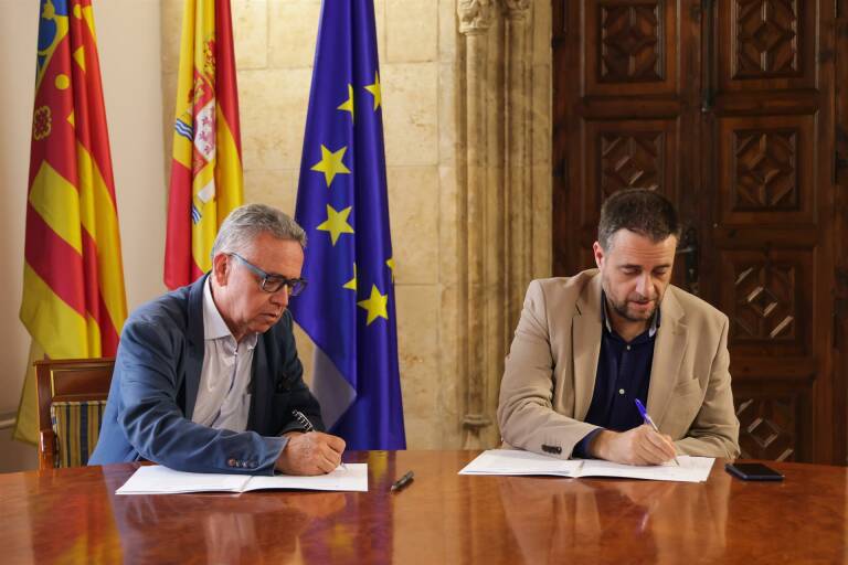 Miquel Francés (CVMC) y Pere Rostoll (exdirector general de Relaciones Informativas) firman el contrato programa el pasado mes de junio. Foto: GVA
