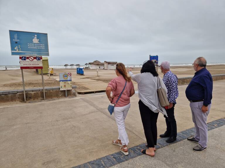 Alcalde y concejales en su visita a las playas. Foto: Ajuntament d'Alboraia