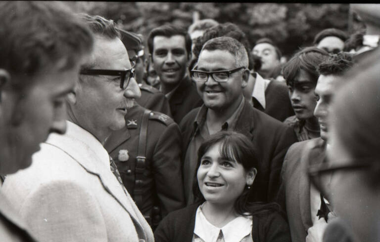 Salvador Allende conversando con representantes sindicales y obreros. Acto electoral, Ernest Nabàs Orenga. 