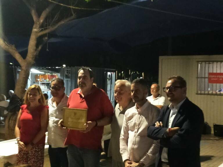 Entrega del Premí Veïnat en Sedaví, con su alcalde junto al presidente de la entidad ganadora.