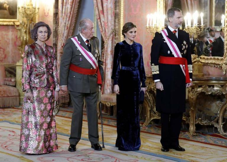 El Rey Felipe VI, junto a la Reina Letizia y los Reyes eméritos, Juan Carlos y Sofía. Foto: EFE/EMILIO NARANJO