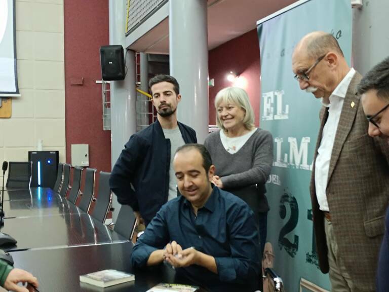 El autor, Juanjo Crespo, firmando ejemplos, con el primer teniente de alcalde, Carlos Abad, a su izquierda.
