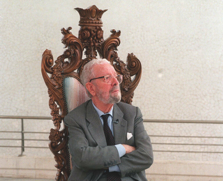   Luis García Berlanga, durante el estreno de 'París-Tombuctú' en València, en 1999. Foto: MANUEL BRUQUE / EFE.