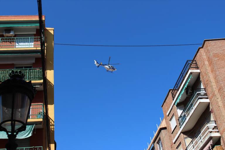 Un helicóptero policial sobrevuela Orriols. Foto: POLICÍA NACIONAL